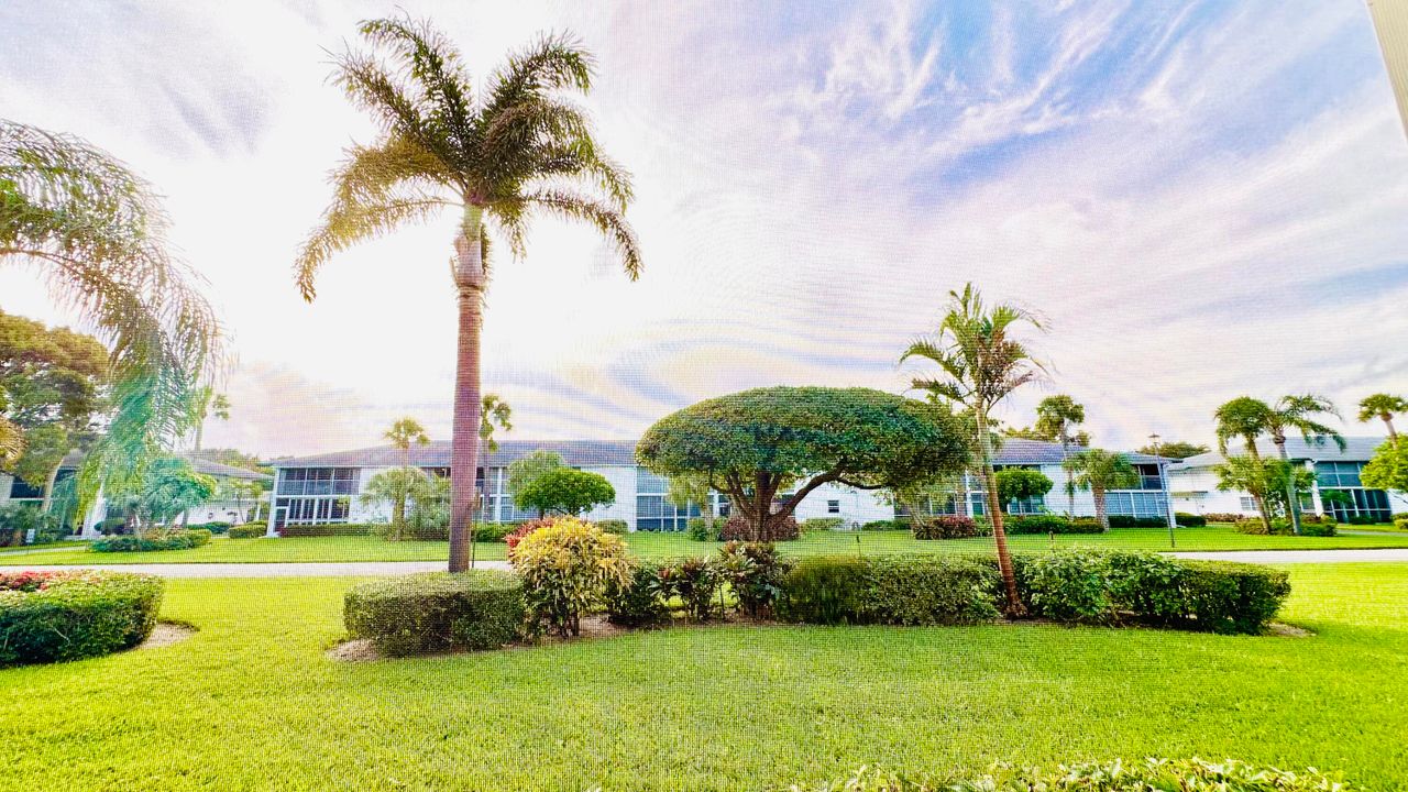 Active With Contract: $1,950 (2 beds, 2 baths, 886 Square Feet)