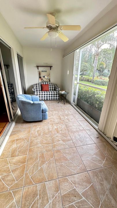 Active With Contract: $1,950 (2 beds, 2 baths, 886 Square Feet)