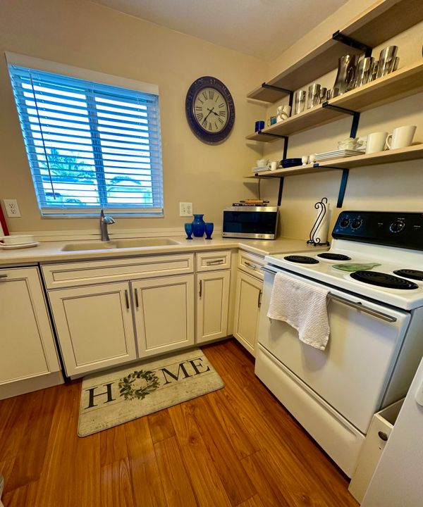 Active With Contract: $1,950 (2 beds, 2 baths, 886 Square Feet)