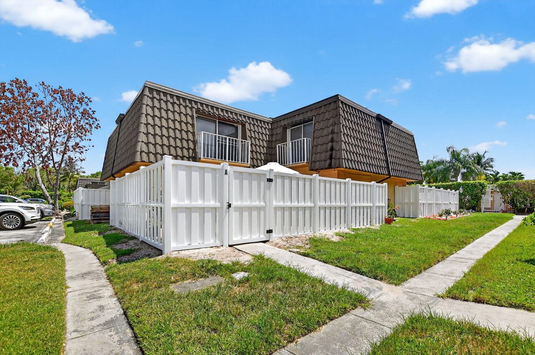 Recently Sold: $295,000 (2 beds, 2 baths, 1208 Square Feet)