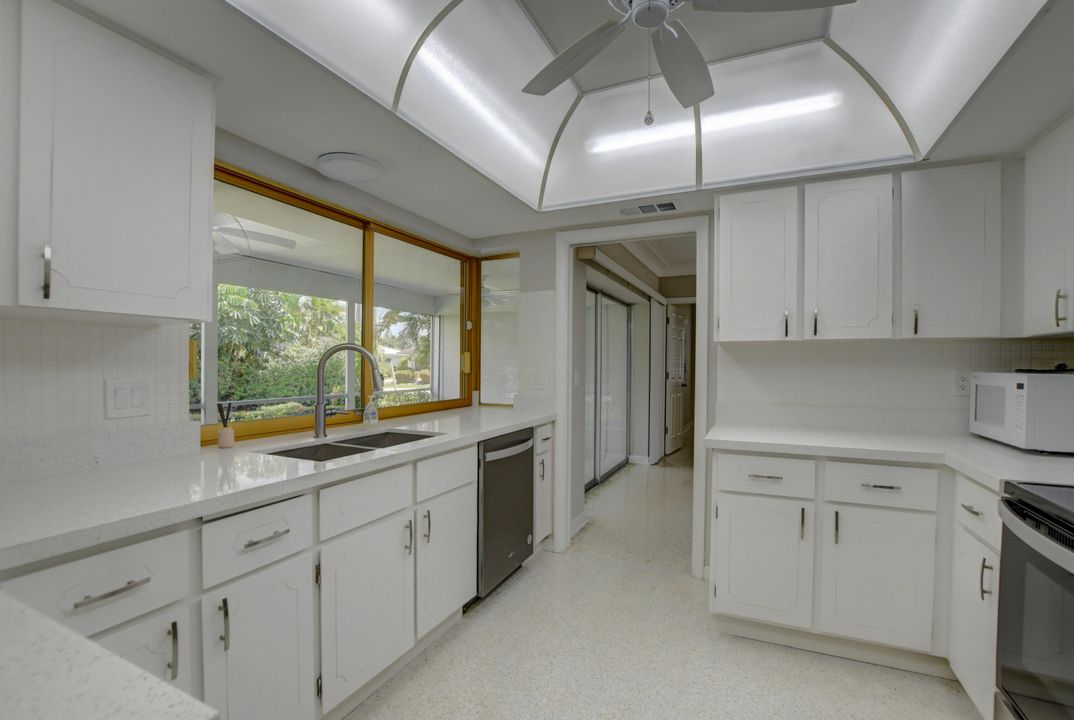 合同活跃: $795,000 (3 贝兹, 2 浴室, 1756 平方英尺)