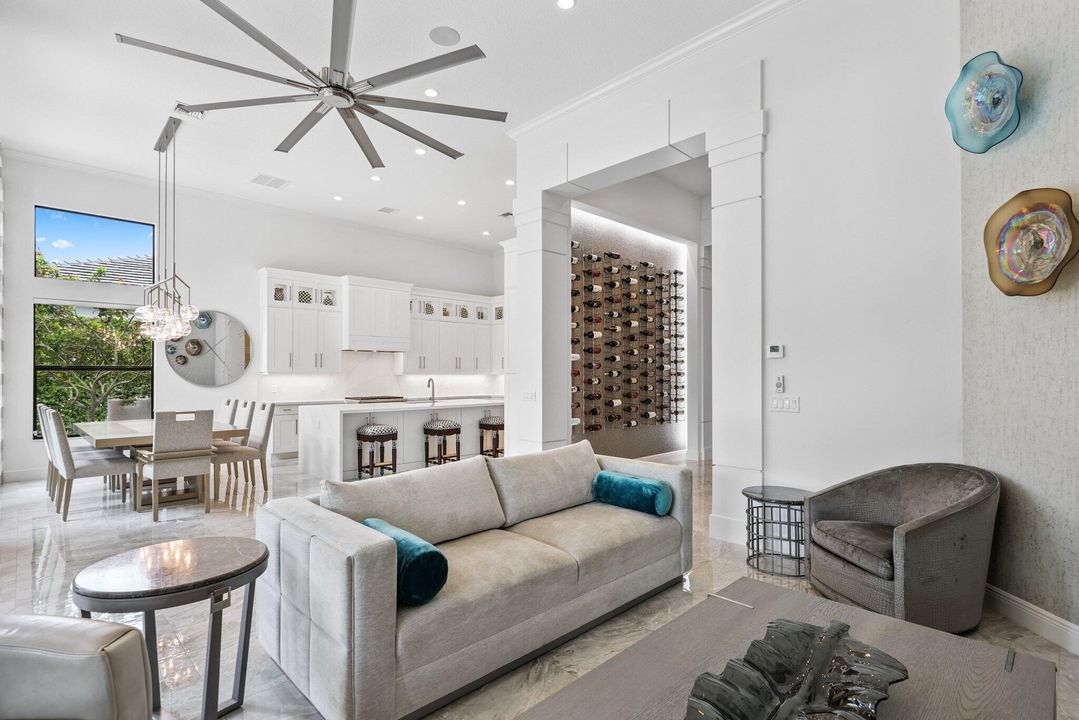 合同活跃: $3,695,000 (5 贝兹, 5 浴室, 4665 平方英尺)