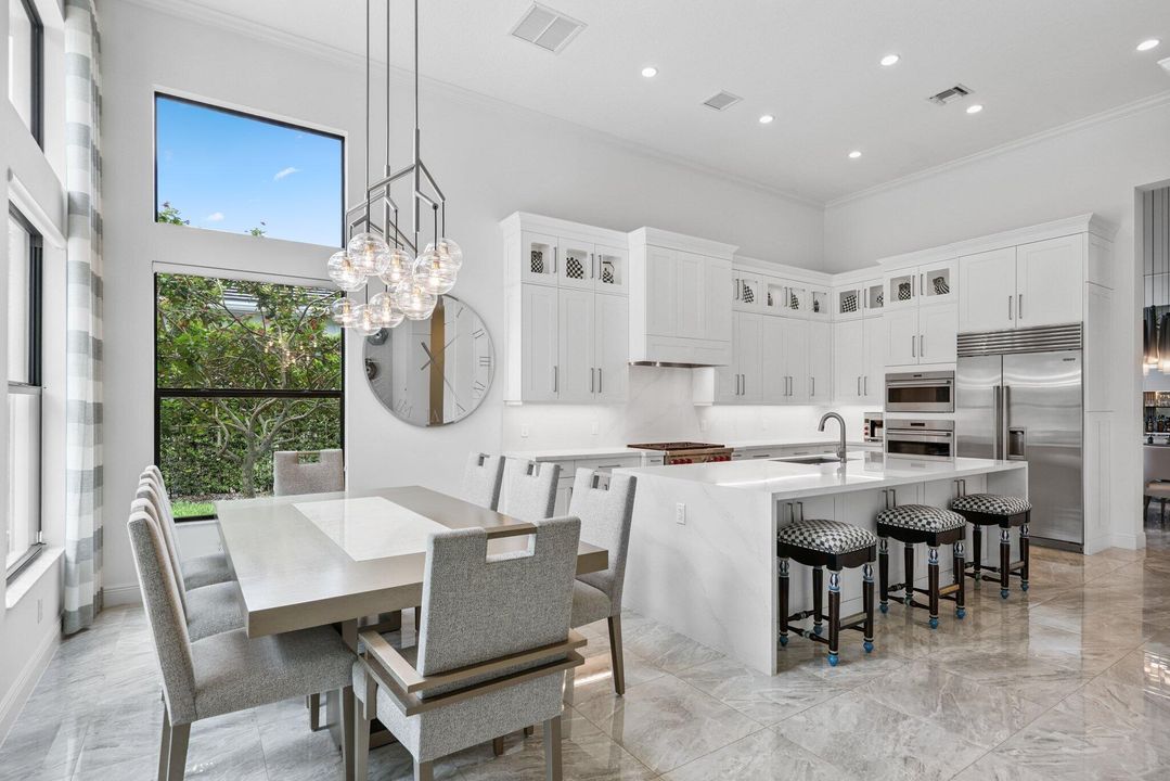 合同活跃: $3,695,000 (5 贝兹, 5 浴室, 4665 平方英尺)