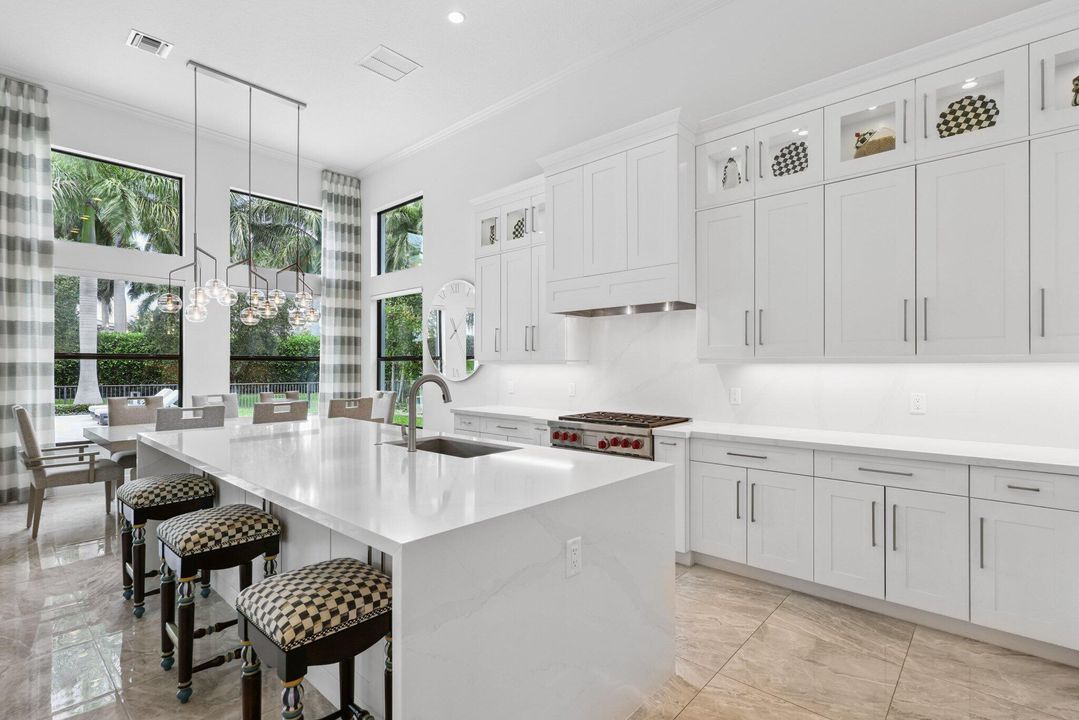 合同活跃: $3,695,000 (5 贝兹, 5 浴室, 4665 平方英尺)