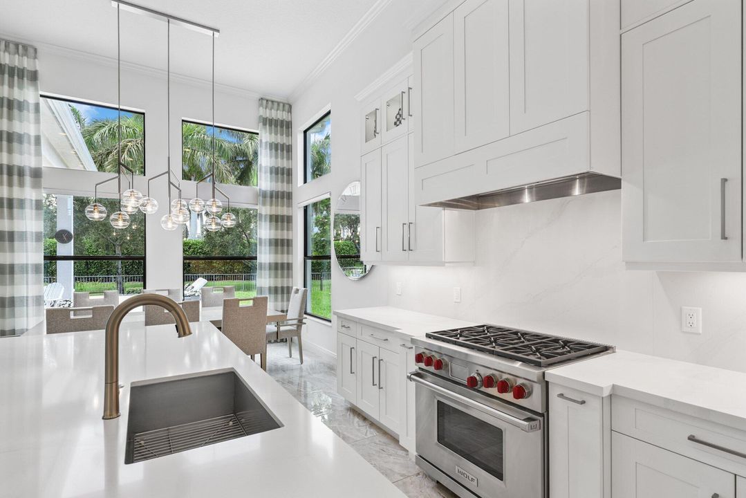 合同活跃: $3,695,000 (5 贝兹, 5 浴室, 4665 平方英尺)