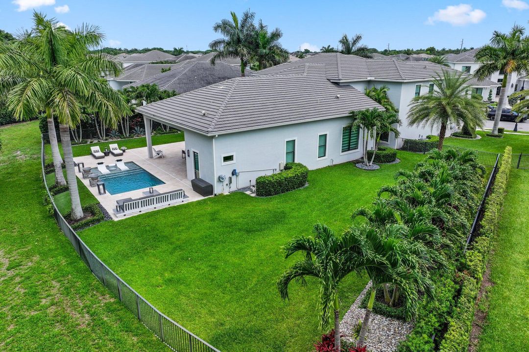 合同活跃: $3,695,000 (5 贝兹, 5 浴室, 4665 平方英尺)