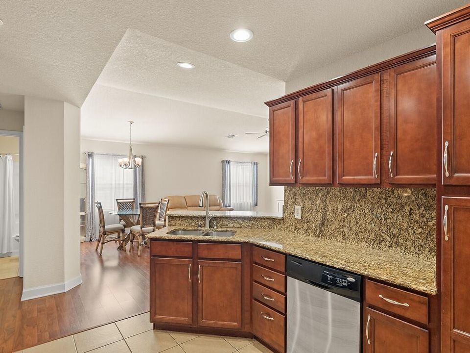 待售: $175,000 (2 贝兹, 2 浴室, 1435 平方英尺)