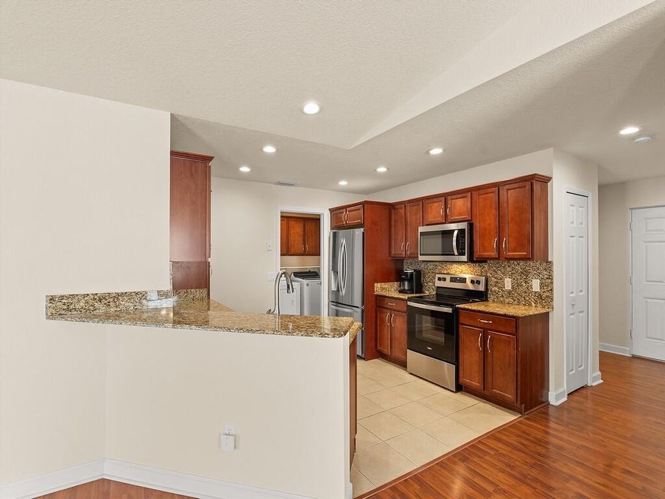 待售: $175,000 (2 贝兹, 2 浴室, 1435 平方英尺)