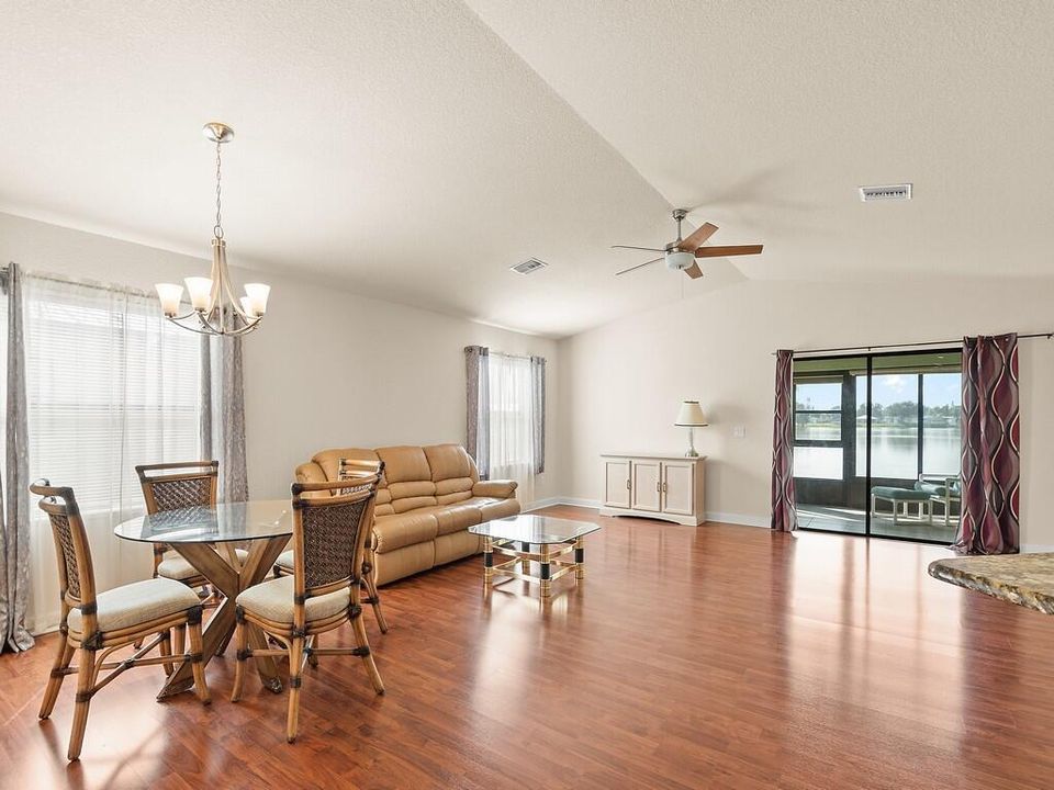 待售: $175,000 (2 贝兹, 2 浴室, 1435 平方英尺)