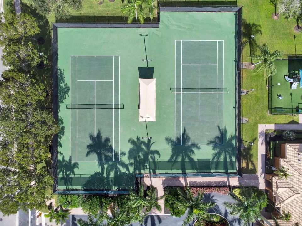 For Sale: $879,999 (5 beds, 3 baths, 3967 Square Feet)