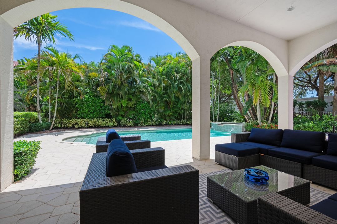 Под контрактом: $2,750,000 (5 спален, 5 ванн, 6080 Квадратных фут)