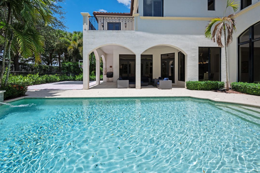 Под контрактом: $2,750,000 (5 спален, 5 ванн, 6080 Квадратных фут)