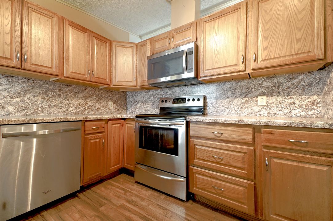 For Sale: $145,000 (3 beds, 2 baths, 1399 Square Feet)