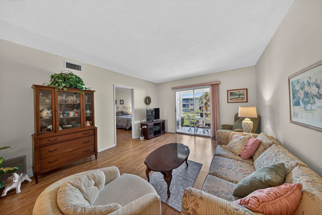 Active With Contract: $158,788 (2 beds, 2 baths, 940 Square Feet)