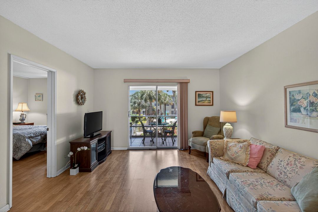 Active With Contract: $158,788 (2 beds, 2 baths, 940 Square Feet)