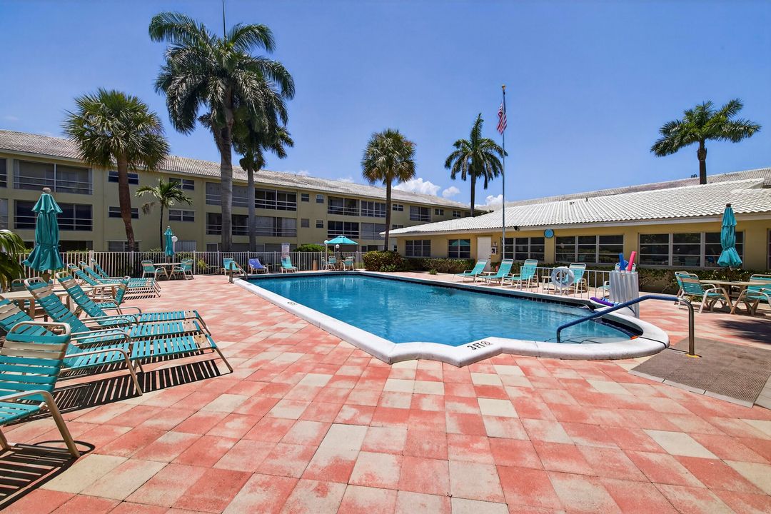 Active With Contract: $158,788 (2 beds, 2 baths, 940 Square Feet)