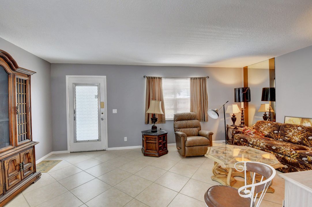 待售: $80,000 (1 贝兹, 1 浴室, 760 平方英尺)