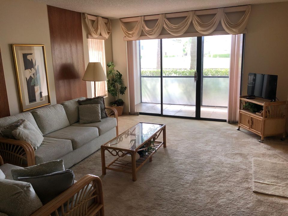 Activo con contrato: $2,000 (1 camas, 1 baños, 830 Pies cuadrados)