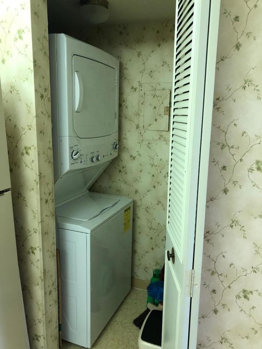 Activo con contrato: $2,000 (1 camas, 1 baños, 830 Pies cuadrados)