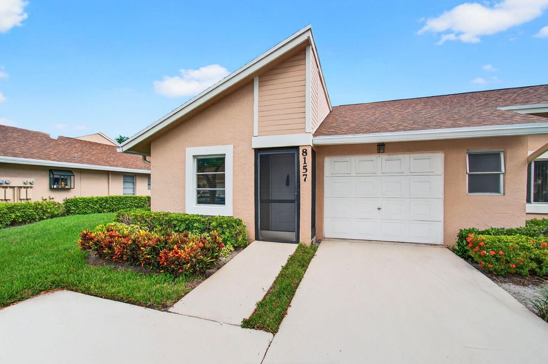 合同活跃: $259,900 (2 贝兹, 2 浴室, 1100 平方英尺)