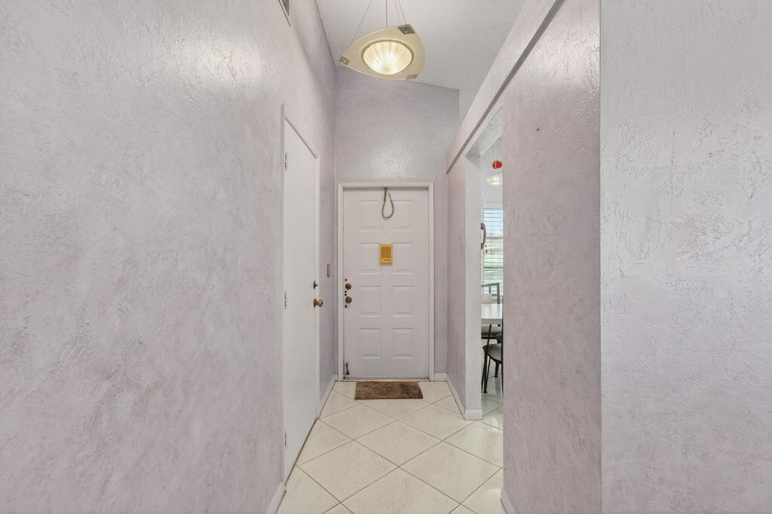 合同活跃: $259,900 (2 贝兹, 2 浴室, 1100 平方英尺)