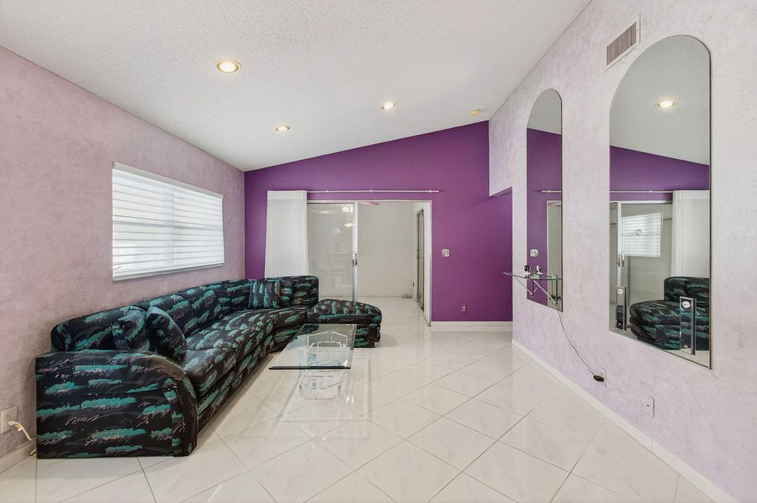 合同活跃: $259,900 (2 贝兹, 2 浴室, 1100 平方英尺)