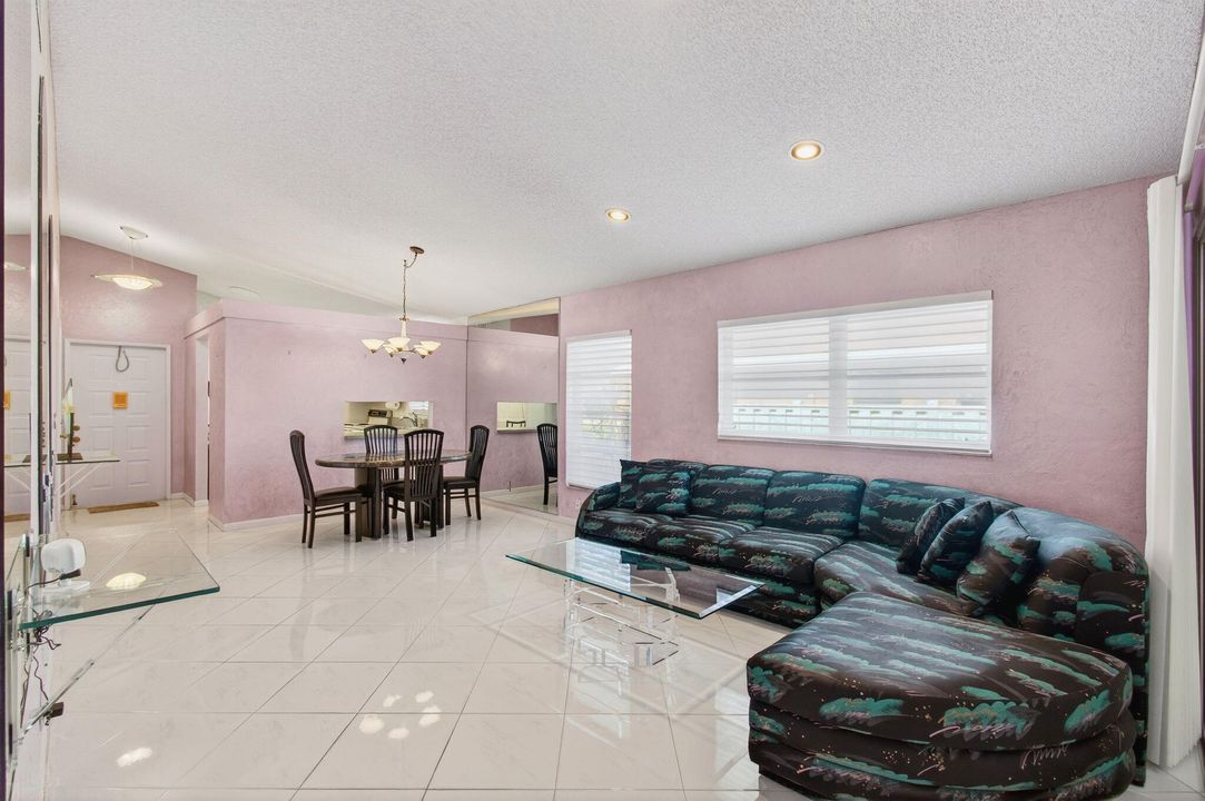 合同活跃: $259,900 (2 贝兹, 2 浴室, 1100 平方英尺)