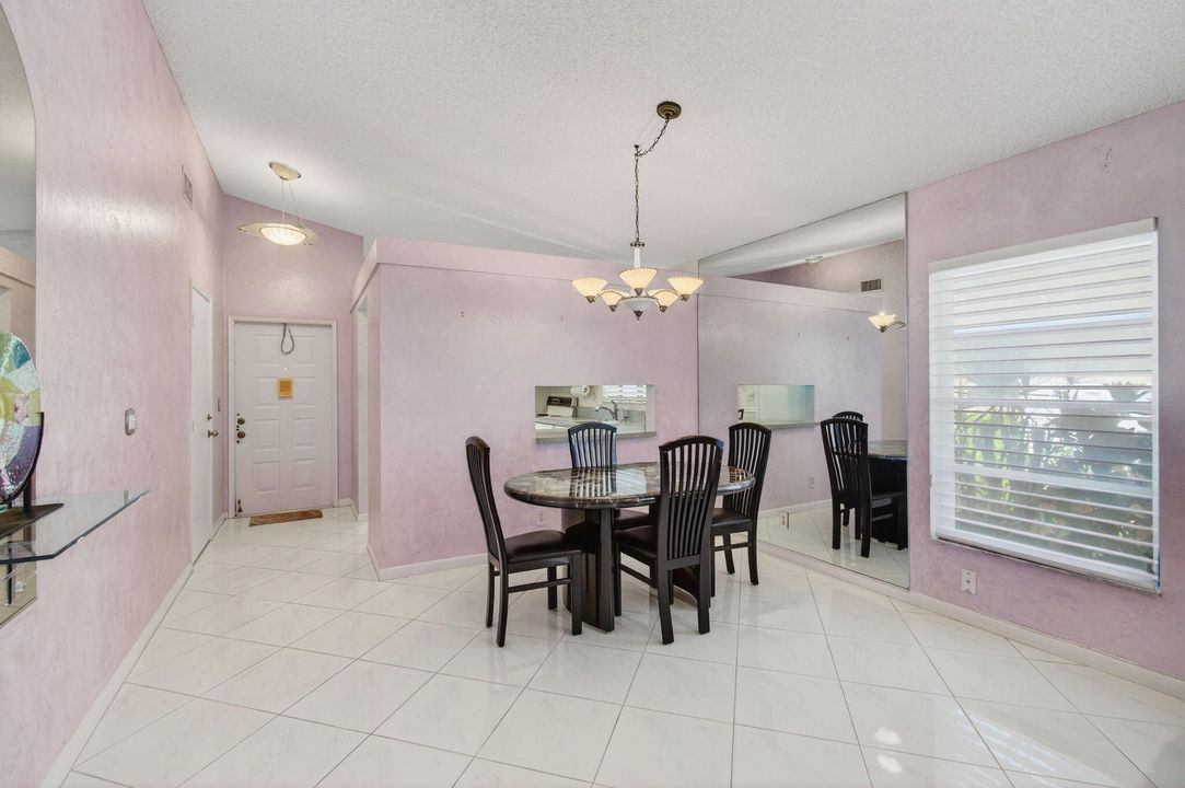 合同活跃: $259,900 (2 贝兹, 2 浴室, 1100 平方英尺)