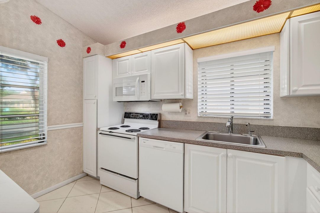 合同活跃: $259,900 (2 贝兹, 2 浴室, 1100 平方英尺)