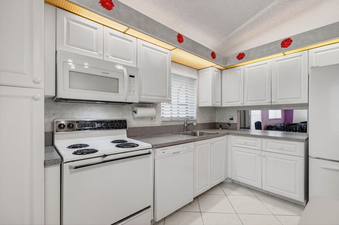 合同活跃: $259,900 (2 贝兹, 2 浴室, 1100 平方英尺)