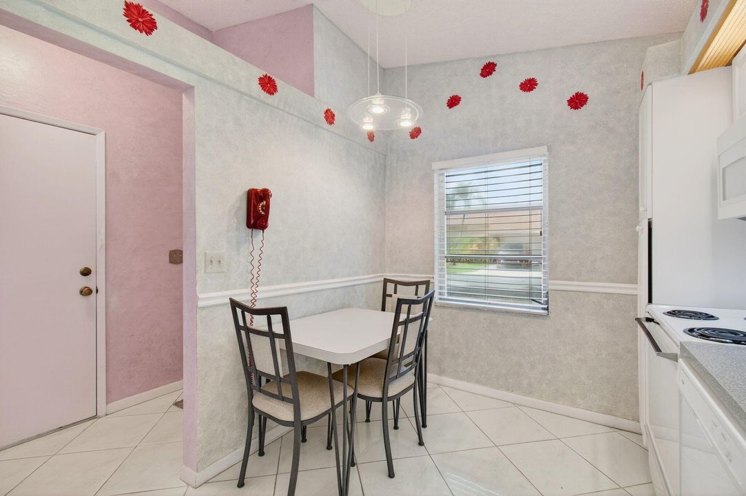 合同活跃: $259,900 (2 贝兹, 2 浴室, 1100 平方英尺)