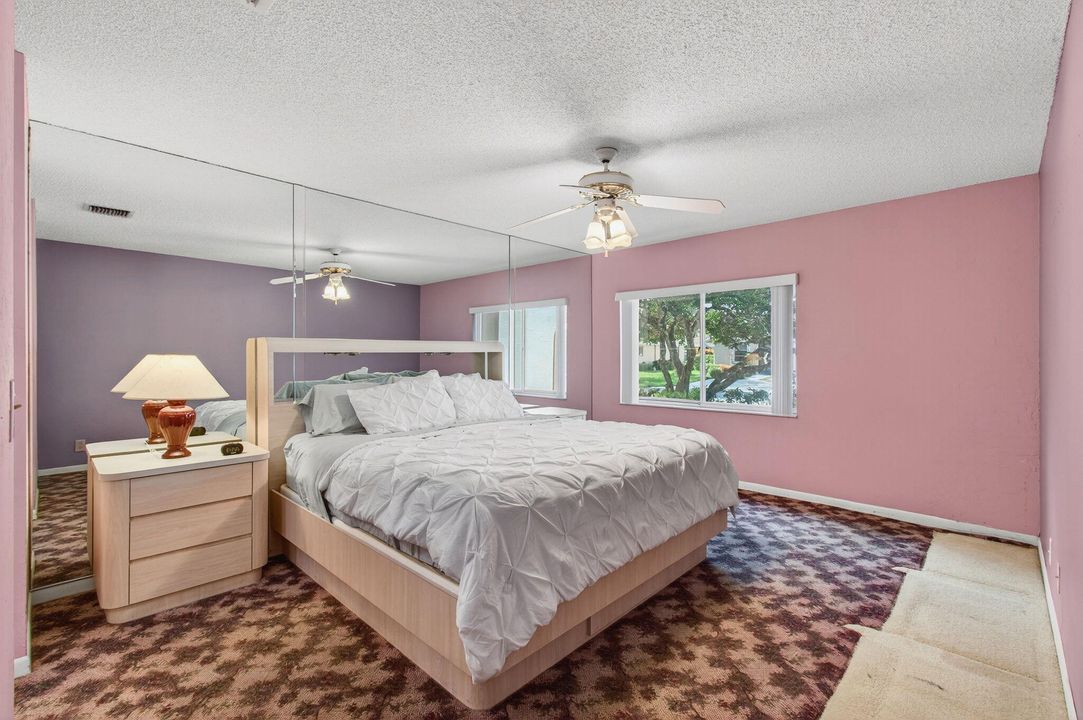 合同活跃: $259,900 (2 贝兹, 2 浴室, 1100 平方英尺)