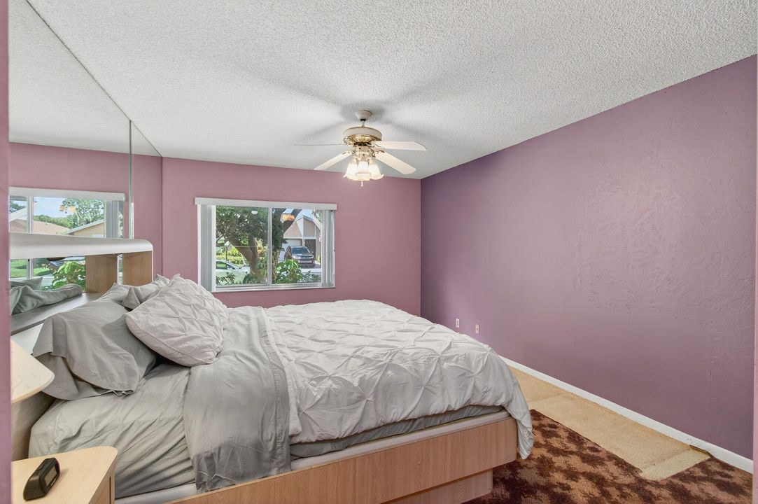 合同活跃: $259,900 (2 贝兹, 2 浴室, 1100 平方英尺)