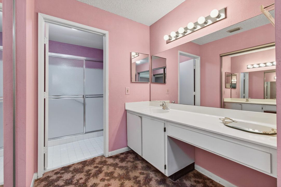 合同活跃: $259,900 (2 贝兹, 2 浴室, 1100 平方英尺)