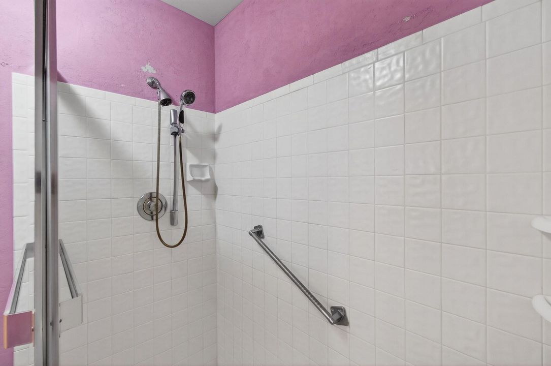 合同活跃: $259,900 (2 贝兹, 2 浴室, 1100 平方英尺)