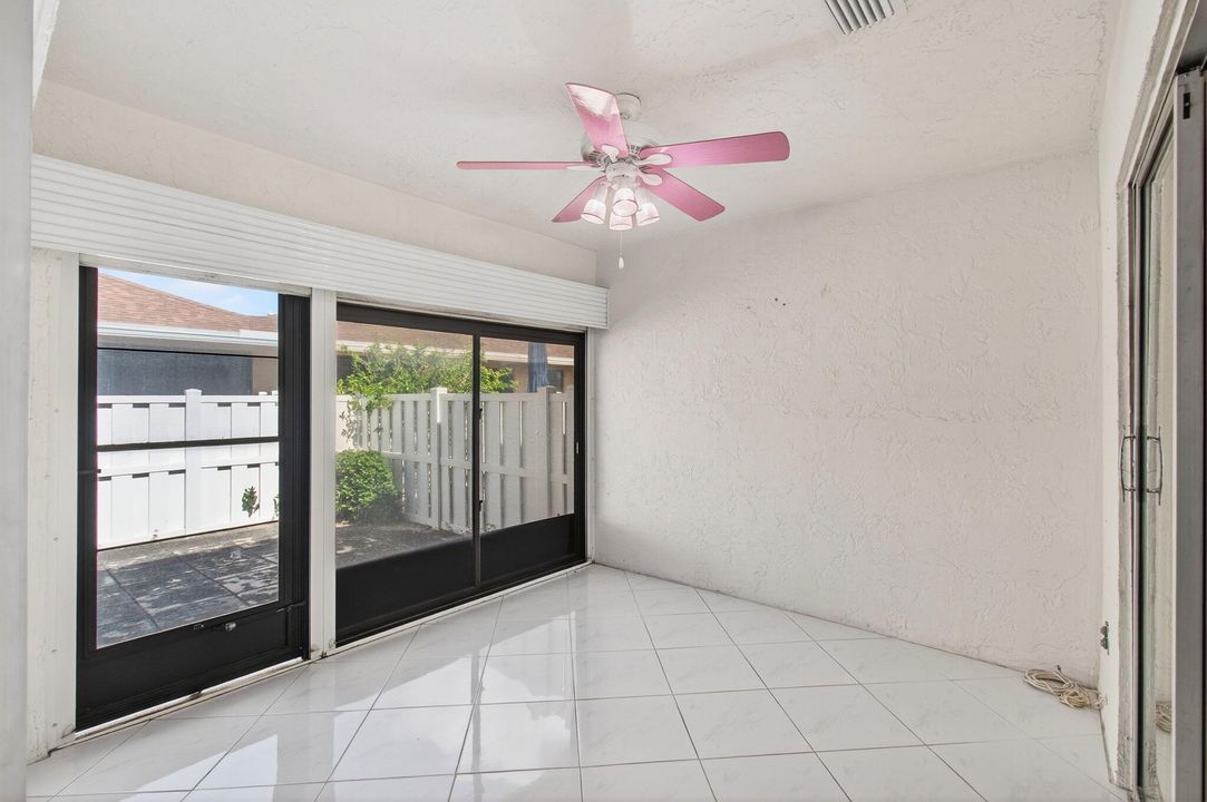 合同活跃: $259,900 (2 贝兹, 2 浴室, 1100 平方英尺)