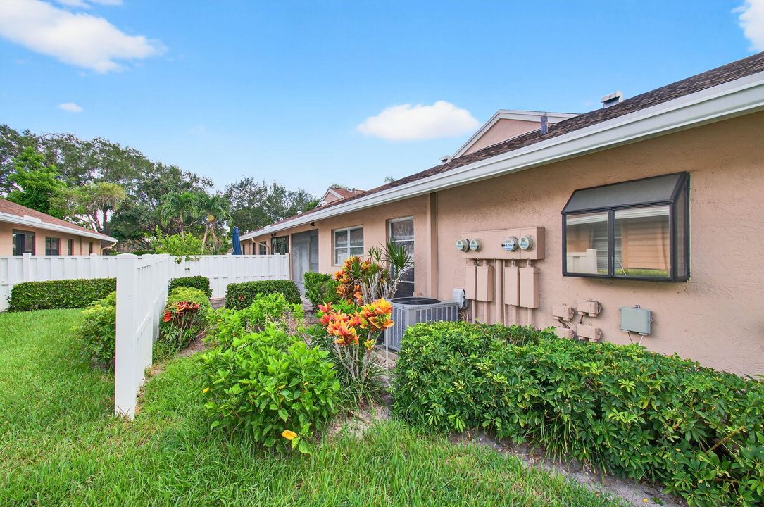 合同活跃: $259,900 (2 贝兹, 2 浴室, 1100 平方英尺)