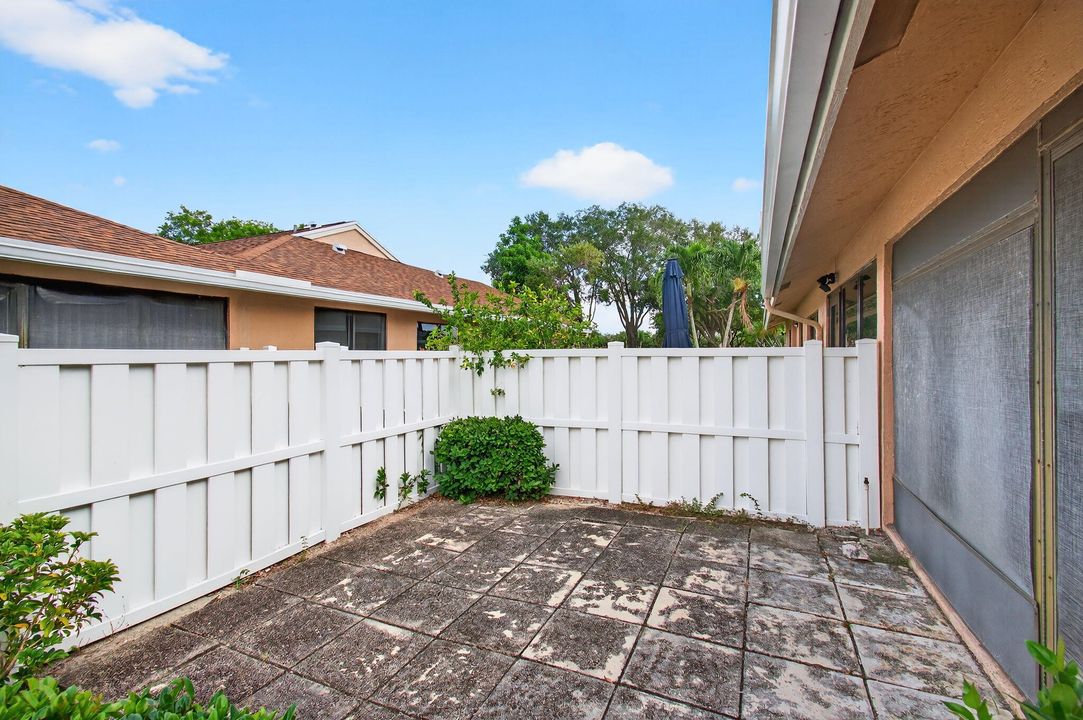 合同活跃: $259,900 (2 贝兹, 2 浴室, 1100 平方英尺)