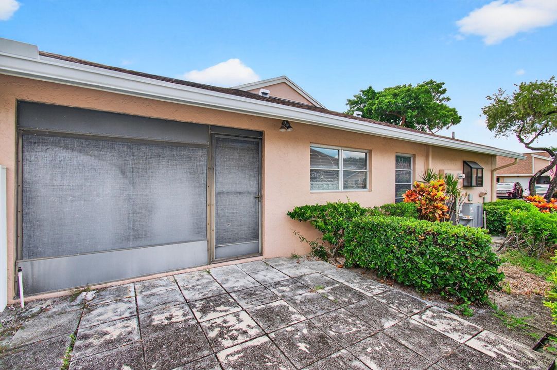 合同活跃: $259,900 (2 贝兹, 2 浴室, 1100 平方英尺)