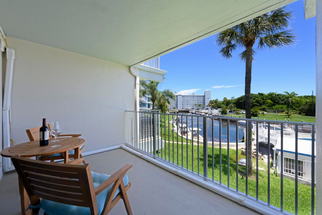 For Sale: $275,000 (1 beds, 1 baths, 810 Square Feet)