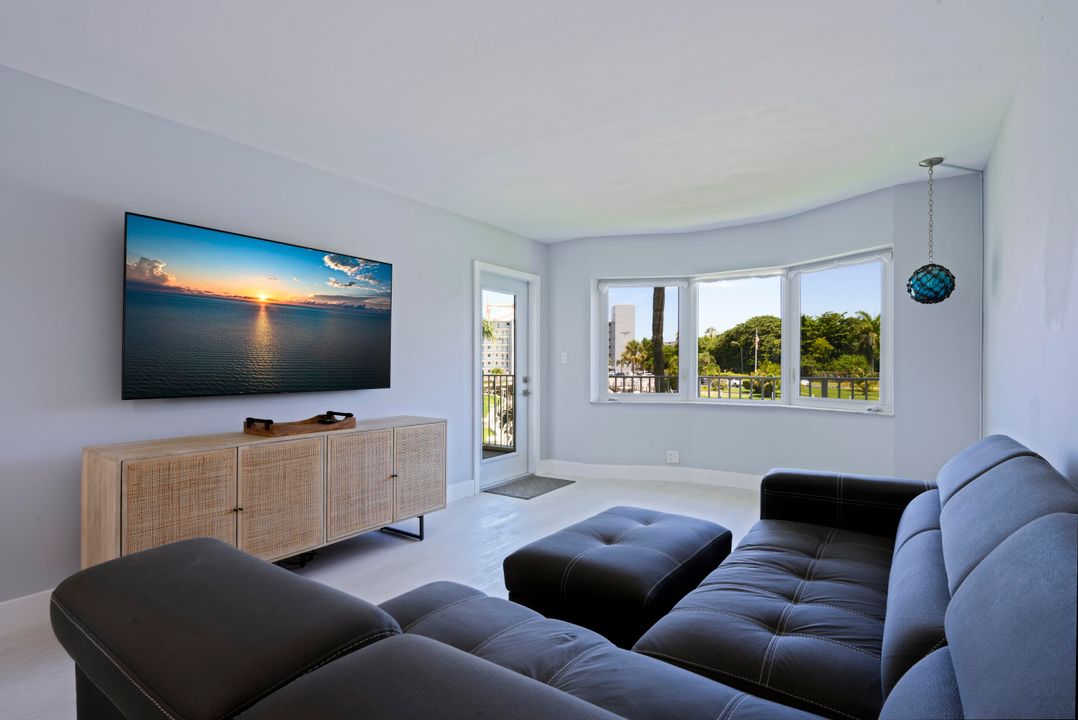 For Sale: $275,000 (1 beds, 1 baths, 810 Square Feet)