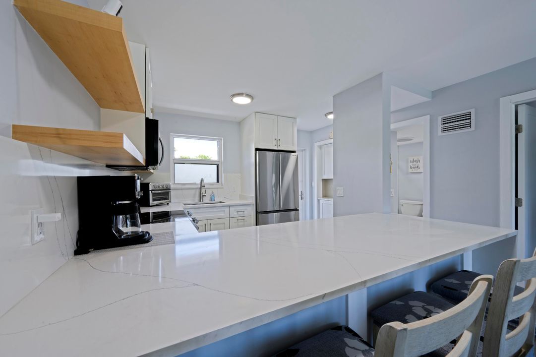 For Sale: $275,000 (1 beds, 1 baths, 810 Square Feet)