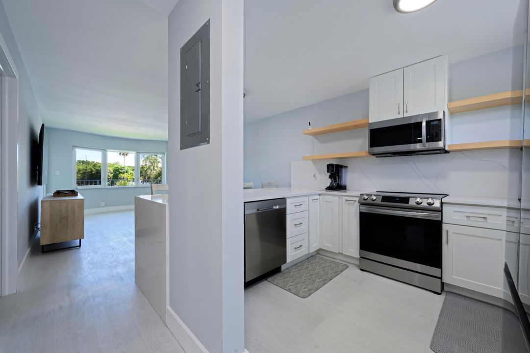 For Sale: $275,000 (1 beds, 1 baths, 810 Square Feet)