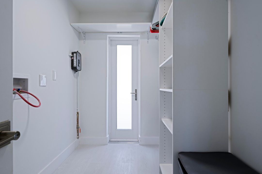 For Sale: $275,000 (1 beds, 1 baths, 810 Square Feet)