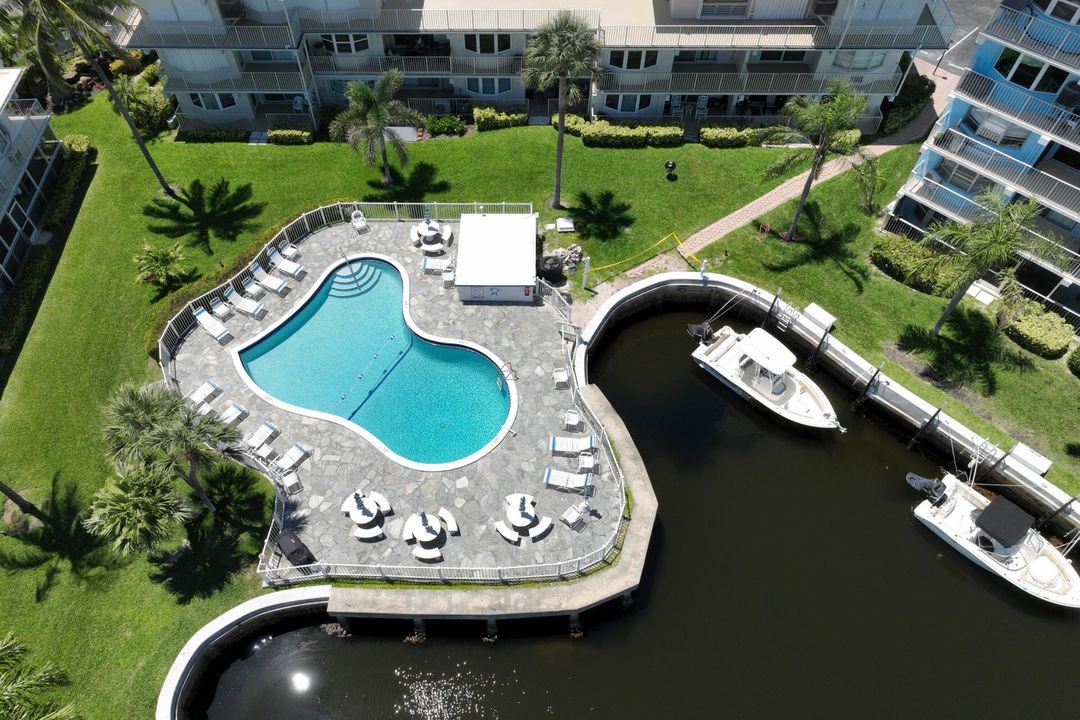 For Sale: $275,000 (1 beds, 1 baths, 810 Square Feet)