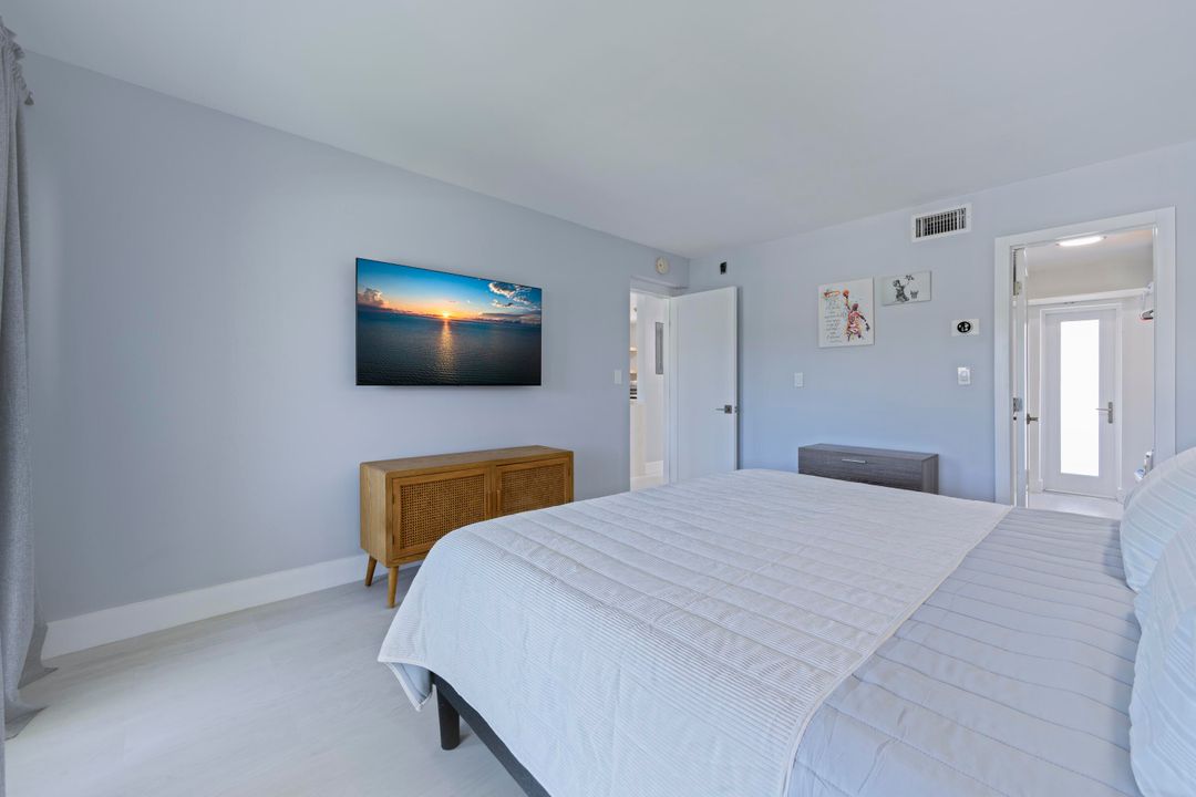 For Sale: $275,000 (1 beds, 1 baths, 810 Square Feet)