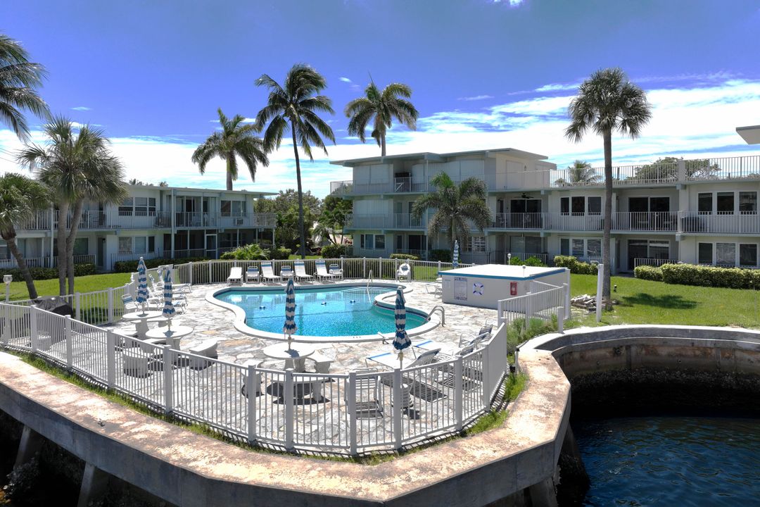 For Sale: $275,000 (1 beds, 1 baths, 810 Square Feet)