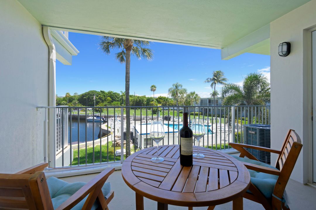 For Sale: $275,000 (1 beds, 1 baths, 810 Square Feet)