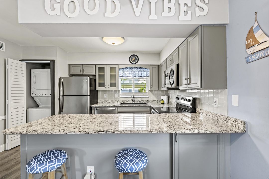 合同活跃: $149,900 (2 贝兹, 2 浴室, 948 平方英尺)