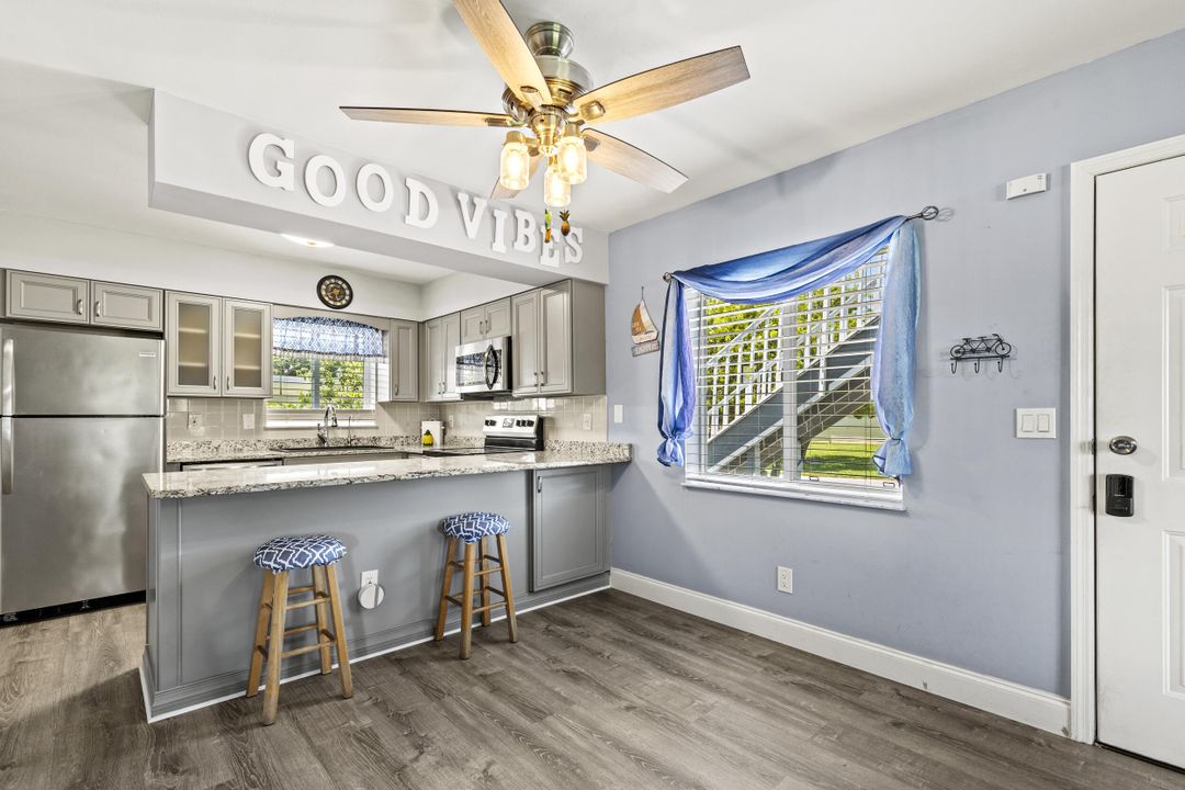 合同活跃: $149,900 (2 贝兹, 2 浴室, 948 平方英尺)